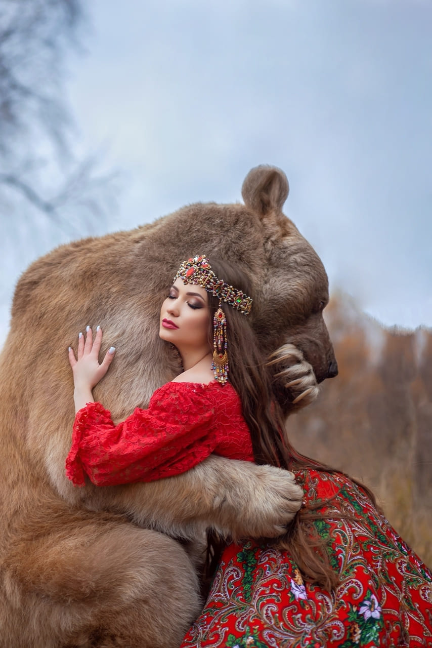 Фотосессия с бурым медведем в русском стиле на природе