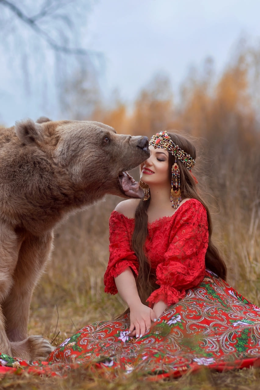 Фотосессия с ручным медведем на открытой поляне