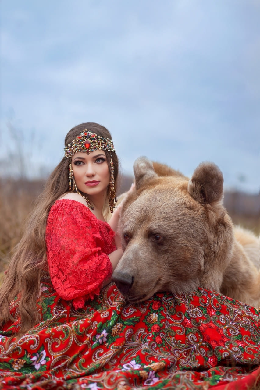 Осенняя фотосессия с медведем Степаном в лесу