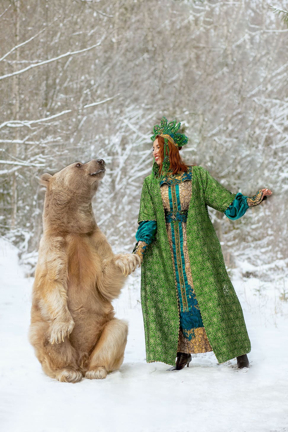Фотосессия с медведем Степаном на заснеженной поляне