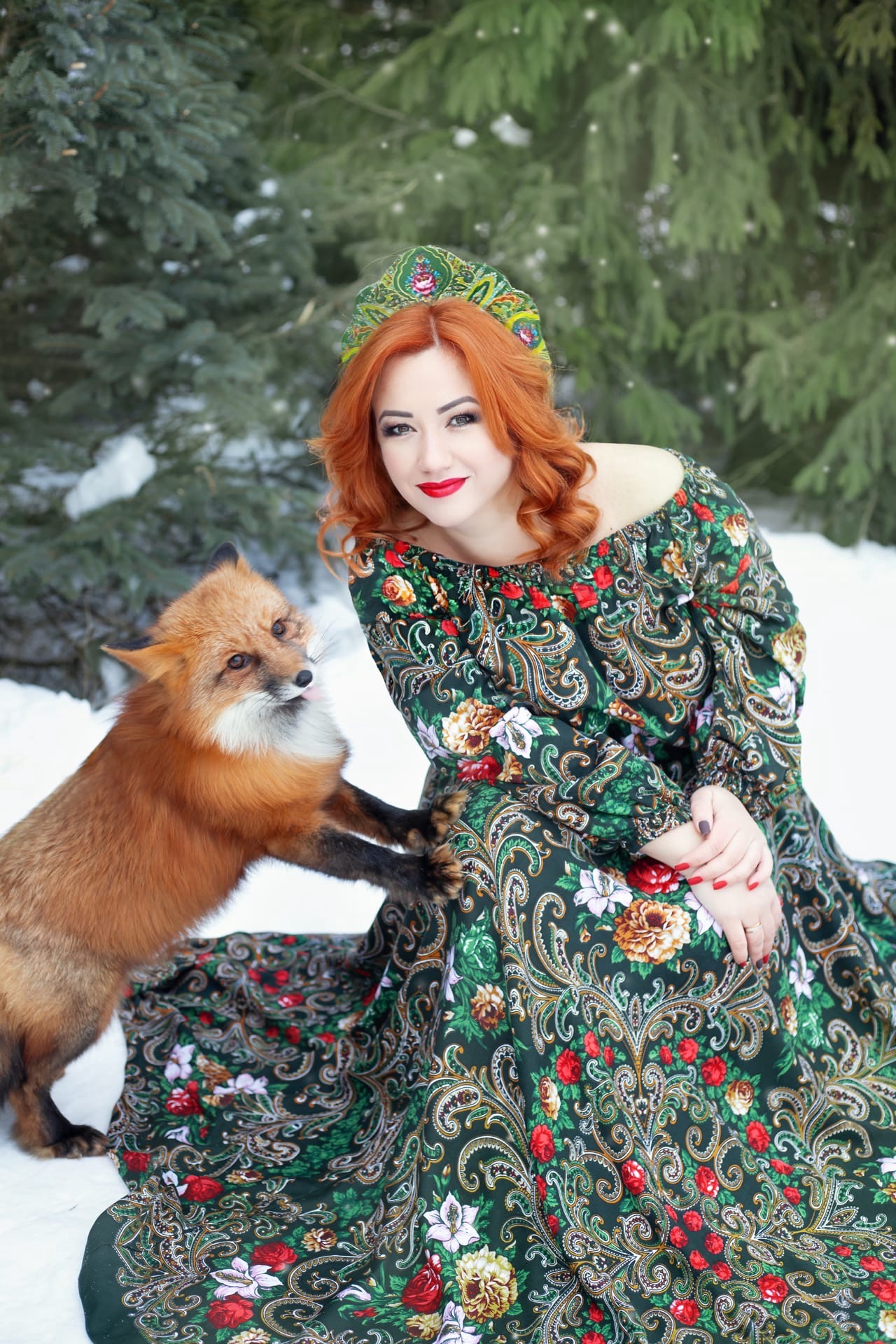 Рыжая лиса рядом с женщиной на поляне