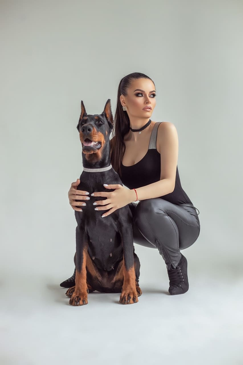 Металлическая цепь-поводок как элемент стиля на fashion-фотосессии