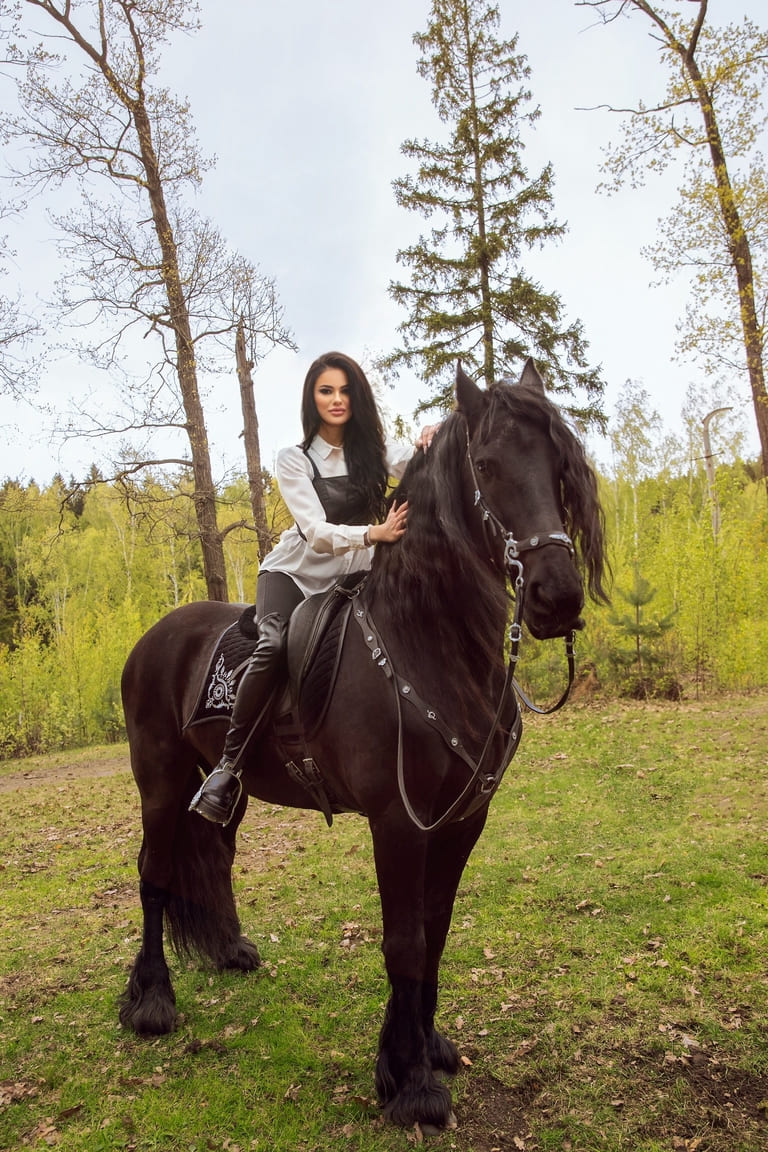 Фотосессия с лошадью в стиле вестерн — джинсы и клетчатая рубашка
